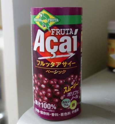 今日の飲み物 見た目はベリー系なのにヤシ科なアサイー果汁を使った「フルッタアサイー」はさっぱりさと濃厚さが面白く美味しい新感覚ドリンクでした