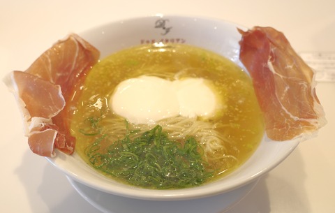 たまに行くならこんな店　おしゃれスポットな久屋大通公園にある「黄金の塩らぁ麺 ドゥエ イタリアン H.y Park Hisaya店」で、イタリアンな美味しさのラーメンを食す！