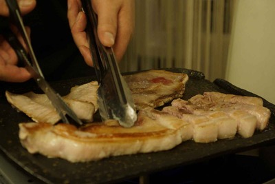 たまに行くならこんな店　分厚いサムギョプサルが旨い池袋駅駅近くなのに大都会の喧騒を感じさせない隠れ家的韓流料理店「隠れ家韓国ダイニング 美成夢。池袋店」