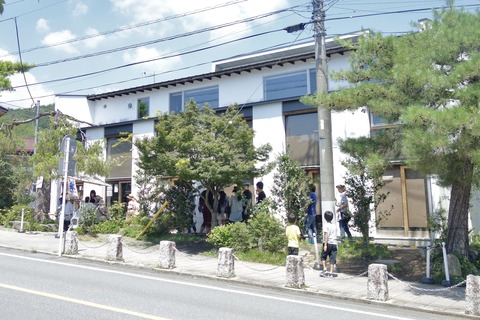 たまに行くならこんな店　宝登山神社手前にある「阿左美冷蔵 寶登山道店」で、じんわりと濃厚な和三盆を使った蜜を交えて天然氷ならではの口溶け最高なかき氷を食す！