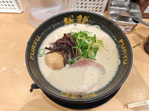 たまに行くならこんな店　中央通り沿いにお店を構える「博多風龍 秋葉原総本店」で、クイックタイムを使ったが如く即登場する中々旨しな「半熟玉子＆ねぎとんこつラーメン」を食す！