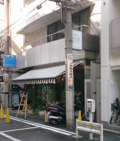 たまに行くならこんな店　神田で人気のビストロ「ブルックキッチン」のランチメニューのパンケーキは生地に甘味がなく、ふわふわ&ボリューム感のあるパンケーキはおかず！な一品です