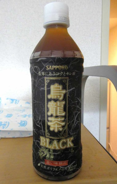 今日の飲み物　黒々とした姿を見ると昭和・平成時代合わせて最強の仮面ライダーと噂の仮面ライダーBLACK RXを彷彿とさせる「烏龍茶Black」