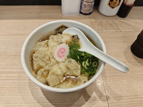 たまに行くならこんな店　「麺魚　船橋店」でキリッとした出汁の旨味がツルツルワンタン、コシ強めな麺に馴染む船橋店限定の「煮干しワンタン麺」を食す！