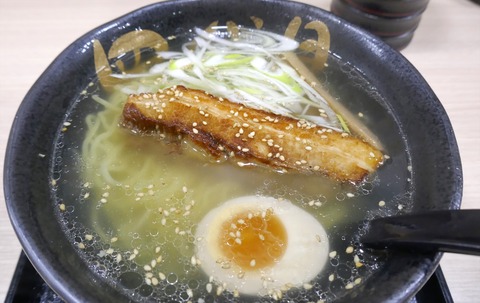 たまに行くならこんな店 函館駅近くでサクッと函館系ラーメンを食べたい時に便利な「函館麺屋四代目」で、デカぶっといチャーシューが乗った「四代目炙り塩ラーメン」を喰らう!