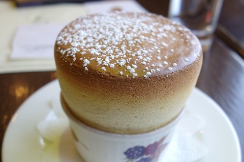 たまに行くならこんな店　ふわふわうさこちゃんのような柔らかいスフレが名物の「ル・スフレ」で、オランジーナと共にふわふわなスフレを食す！