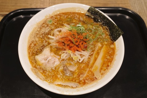 たまに行くならこんな店　伏見稲荷大社近くの 伏見稲荷OICYビレッジ内にある「たけ部」で、辛ウマなスープに麺と具が馴染む「赤旨中華そば」を食す！