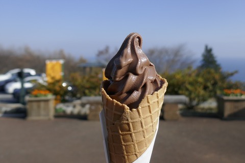 たまに行くならこんな店　豊臣秀吉軍が築城した一夜城前にある「一夜城ヨロイヅカファーム」で、エクアドルのカカオ豆を使ったウマウマなチョコレートアイスクリームを食す！