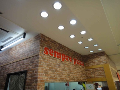 たまに行くならこんな店　爆安価格でナポリスタイルピッツァが味わえる「センプレピッツァ武蔵浦和店」でハーフサイズピッツァが登場し、更に手軽感UP!