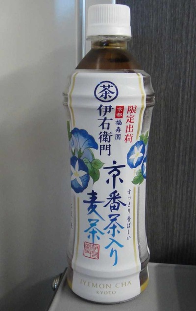 今日の飲み物 伊右衛門京番茶入り麦茶(白いワンピースを着た「あの花」のめんま(本間芽衣子)を思い出すデザインです)