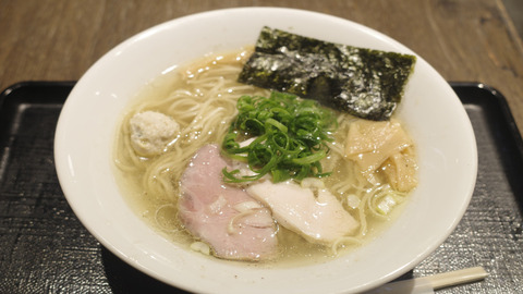 たまに行くならこんな店　土浦駅ビル内にお店を構える「特級鶏蕎麦 龍介 プレイアトレ土浦店」で、淡麗なウマさの「黒薩摩鶏塩ラーメン」を食す！