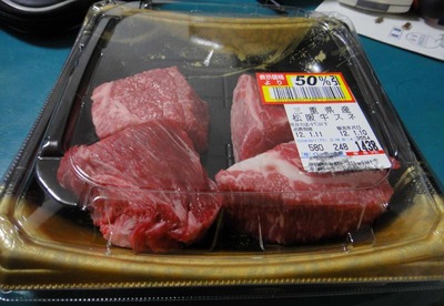 たまに買うならこんな商品　松坂牛スネ肉(煮物にオススメな部位＆フードプロセッサーがあればハンバーグ用の肉にするのも良し！！)