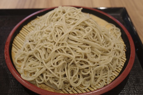 たまに行くならこんな店　守谷駅構内で気軽に10割そばが楽しめる「名代十割もり蕎麦処手繰り重兵衛」で、濃厚なゴマダレを交えて十割もりそばを食す！