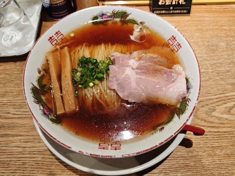 たまに行くならこんな店　船橋駅前の「鯛塩そば 灯花 シャポー船橋店」で、魚介醤油ラーメンとご飯物がペアになった「昔ながらの中華そば＋チャーシュー丼セット」を食す！