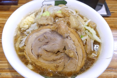 たまに行くならこんな店　富田系列の二郎インスパイヤなラーメンが楽しめる「雷　松戸駅東口店」で、ゴリゴリ食感の麺と甘味、塩気、旨味がマッチしたスープが馴染む1杯を食す！