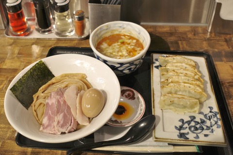 たまに行くならこんな店　土浦駅ビル内の「特級鶏蕎麦 龍介 プレイアトレ土浦店」で、海老の旨味を生かしたタレで麺を味わう「特級海老つけ麺」と、さっぱり「龍介餃子」を堪能！