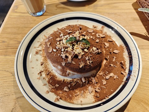 たまに行くならこんな店　開けた雰囲気の「コナズ珈琲　新船橋店」で、スイート&ビターな「ティラミスパンケーキ」と、スッキリテイストの「サンライズブレンド」を食す！