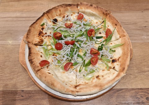 たまに行くならこんな店　千葉駅構内にある「イタリア食堂　ポルチェリーノ　ペリエ千葉店」でアツアツなしらすピザと肉料理をほおばる！