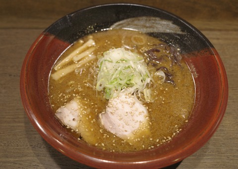 たまに行くならこんな店　札幌駅近くにある「吉山商店 札幌らーめん共和国店」で、味噌の風味と香ばしさがあと引くスープがウマーな「焙煎ごまみそラーメン」を堪能！