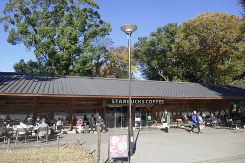 たまに行くならこんな店　上野恩賜公園ド真ん中な「スターバックスコーヒー 上野恩賜公園店」で、甘く香りたかき「抹茶ホワイトマーブルフラペチーノ」を飲み干す！