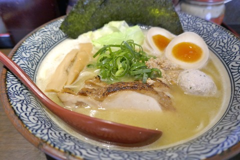 たまに行くならこんな店　水道橋駅チカな鶏白湯ラーメンの店「かぐら屋」で、旨味濃厚ながらも後味スッキリな「特製濃熟鶏そば」を食す