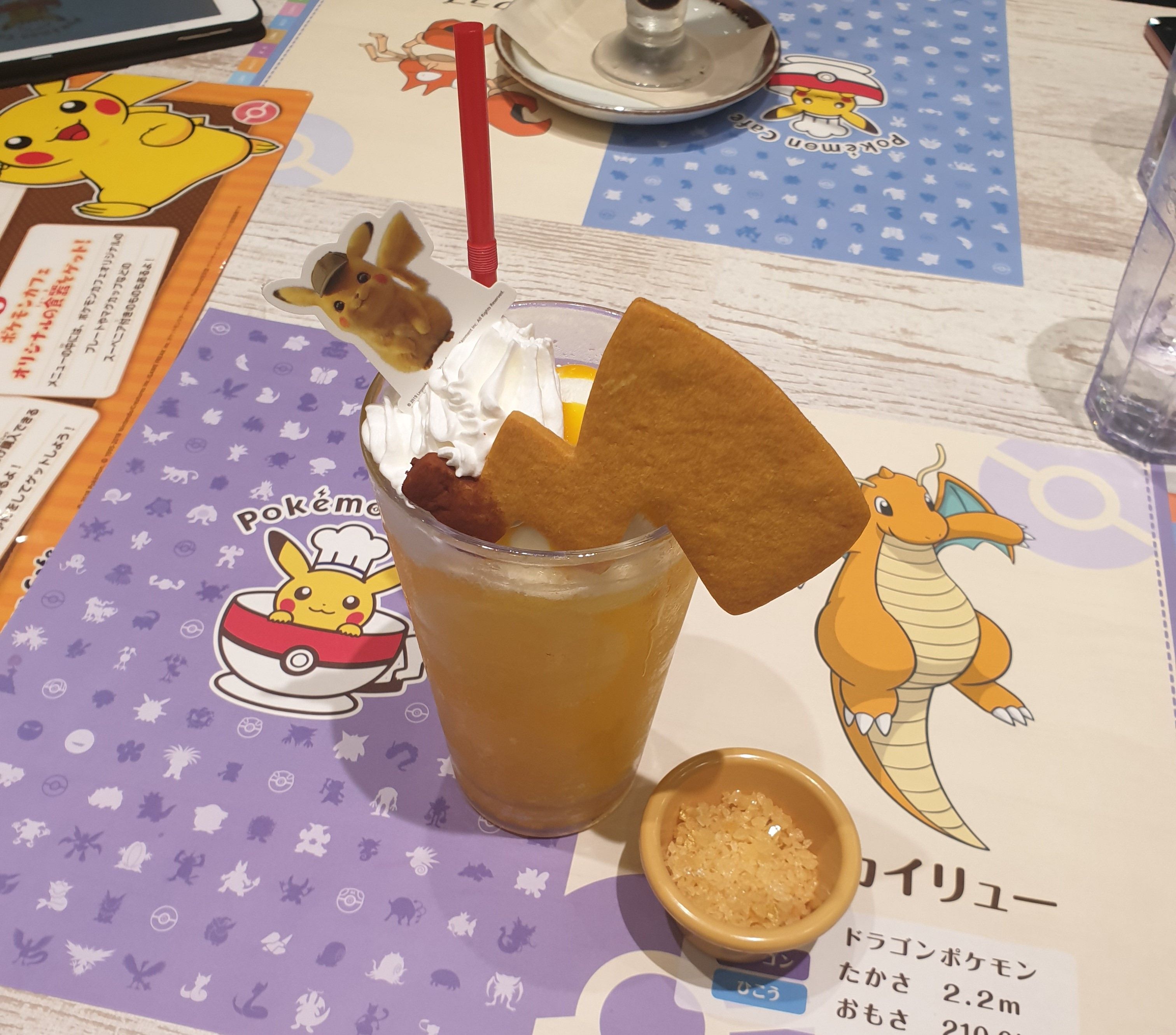 たまに行くならこんな店 日本橋高島屋内にある ポケモンカフェ で ピカチュウの 10まんボルト を食らったからの如く刺激的な ピカチュウの感電 ドリンク を飲み干す メシレポ