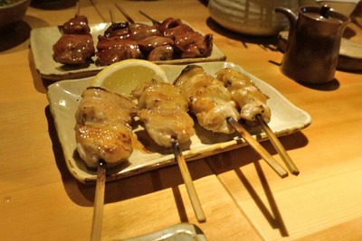 たまに行くならこんな店　コリドー街の鳥料理の名店「宮新」はお任せにすると勢い良く色々な串焼きが提供される江戸前な雰囲気な店でした