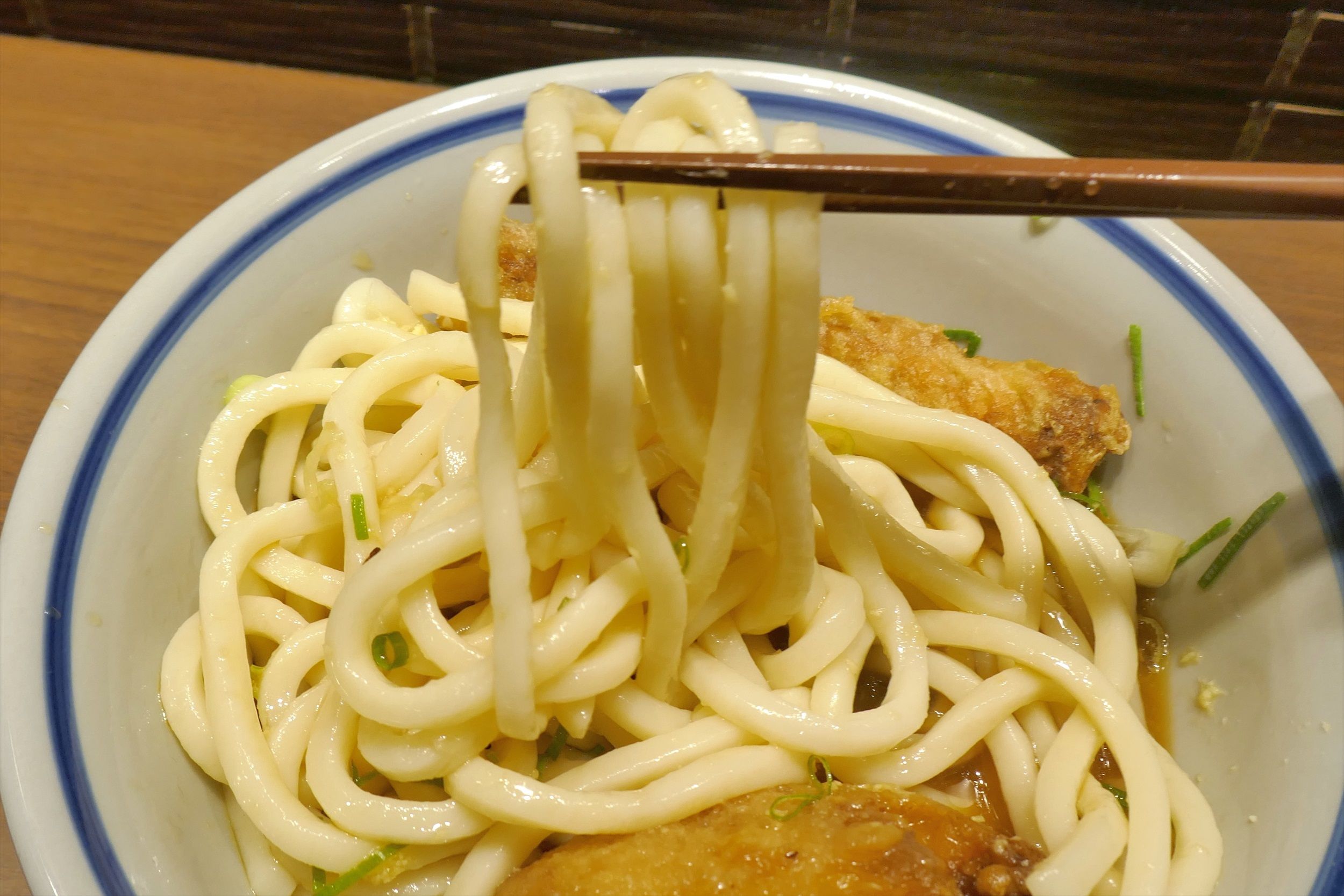 たまに行くならこんな店 京都駅構内にある 門左衛門 麺 串 で 朝からガッツリ 鶏天ちくわうどん を食らう メシレポ たまに行くならこんな店 京都駅構内にある 門左衛門 麺 串 で 朝からガッツリ 鶏天ちくわうどん を食らう メシレポ