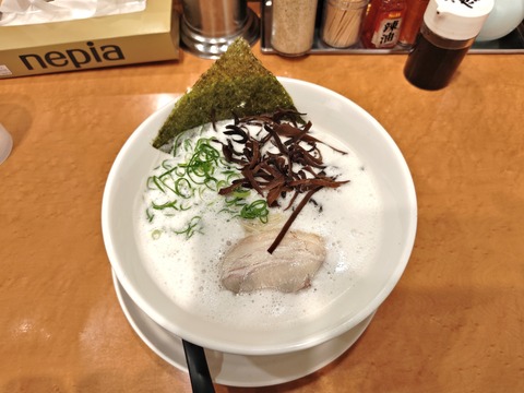 たまに行くならこんな店　本八幡駅近くの［中華そば　節　本八幡店］で、クリーミーなのにさっぱりテイストな豚骨スープが細麺にマッチする［豚骨ラーメン節MAX(替え玉無料)］を食す！