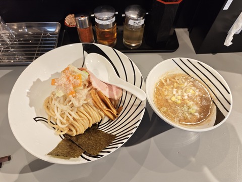 たまに行くならこんな店　本八幡駅近くの「つけ麺一番」で、攻撃的な旨味と野菜の清々しさがこだまする「野菜にんにくつけ麺」を食す！