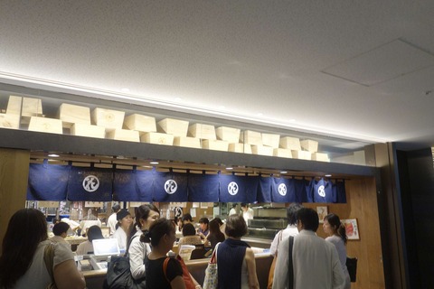 たまに行くならこんな店  東京駅前のKITTEにある「根室花まるKITTE丸の内店」は、安価なイメージの回転寿司でありながら、良いネタが多いことで意外とお金がかかってビックリしました