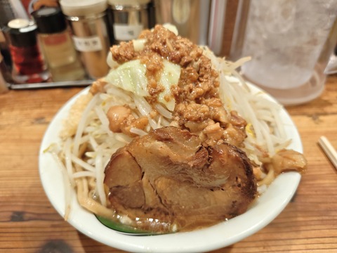 たまに行くならこんな店　松戸のラーメンの名店「雷」の千葉駅前版の「雷 千葉駅前店」で、ディープなウマさのスープと具がゴリゴリ太麺に馴染む「雷そば」を食す！