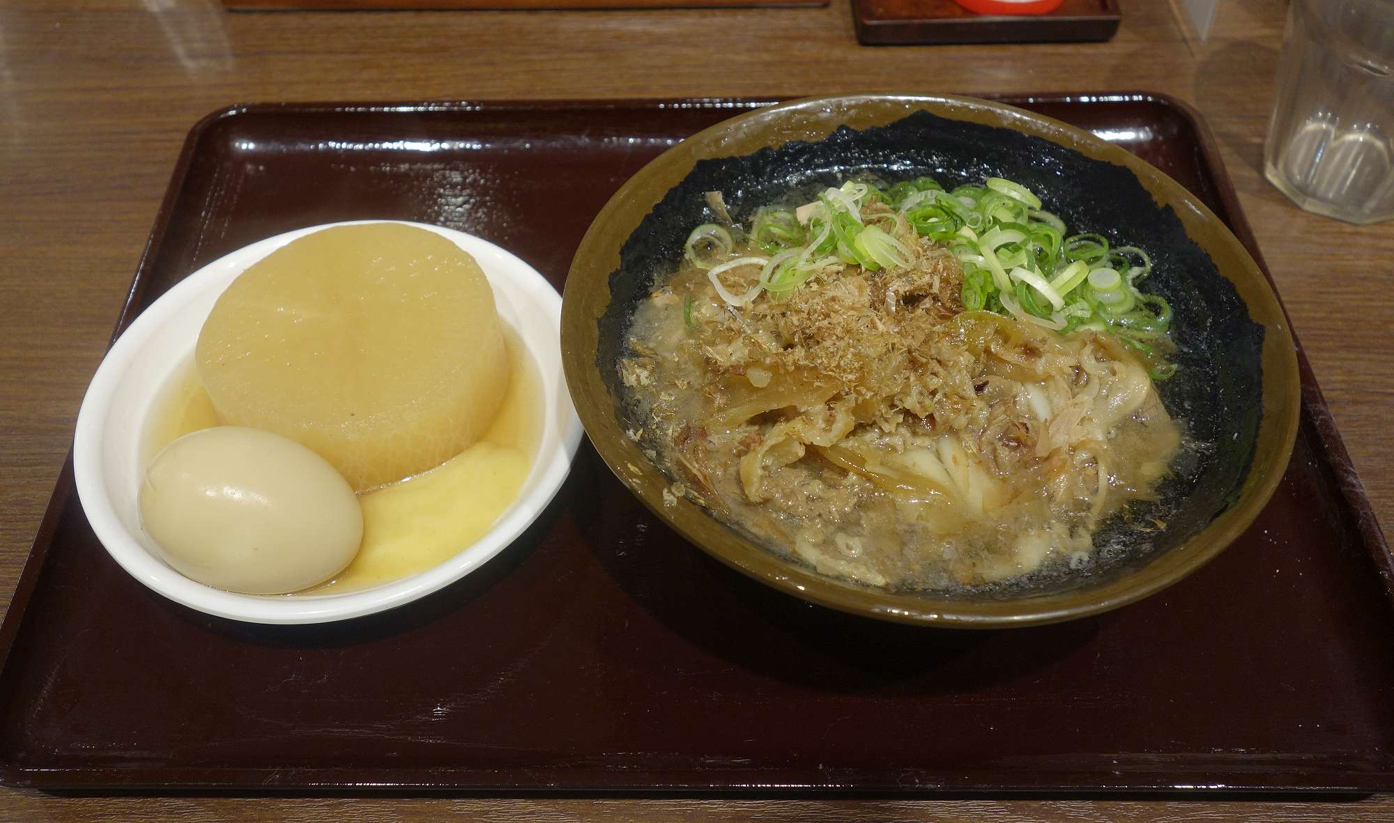 たまに行くならこんな店 香川一福 で甘辛く煮込まれたお肉が入った 肉うどん おでんメニューより 玉子と大根 を楽しみました 食べ飲み遊戯