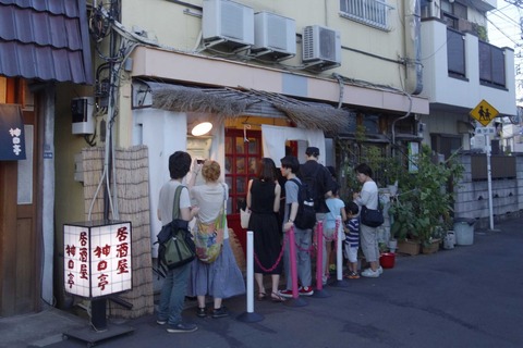 たまに行くならこんな店　真夏のひみつ堂は平日でも整理券が配布され、すぐに店内に入れずお店に入れるまでの時間までの時間つぶし先を考えておかないと大変かもです