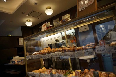 たまに行くならこんな店 川島なお美ゾーンな代々木上原エキチカパン店「マンマーノ」は焼きピロシキを一押ししますが、他のパンもバランスよくパンが美味しいエキチカ店です