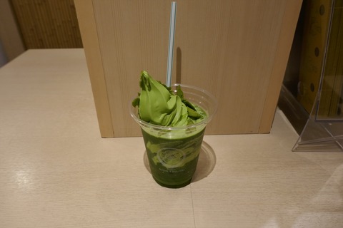 たまに行くならこんな店　京都駅八条口にある「祇園辻利 京都駅八条口店」で、甘さと抹茶の風味が活きた「グリーンティーフロート」を飲み干す！