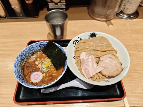 たまに行くならこんな店　松戸の味を千葉市で楽しめる「松戸富田麺業」で、大きくジューシーな「心の味餃子」、つけダレ、具、麺に至るまで味がグッドな「濃厚つけ麺」を食す！