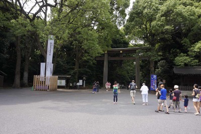 2012年6月関西からの友人との都内小遊戯　集合後は自然林発生実験を行った森の中にある明治神宮を見学