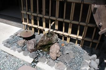 そば屋前の水1