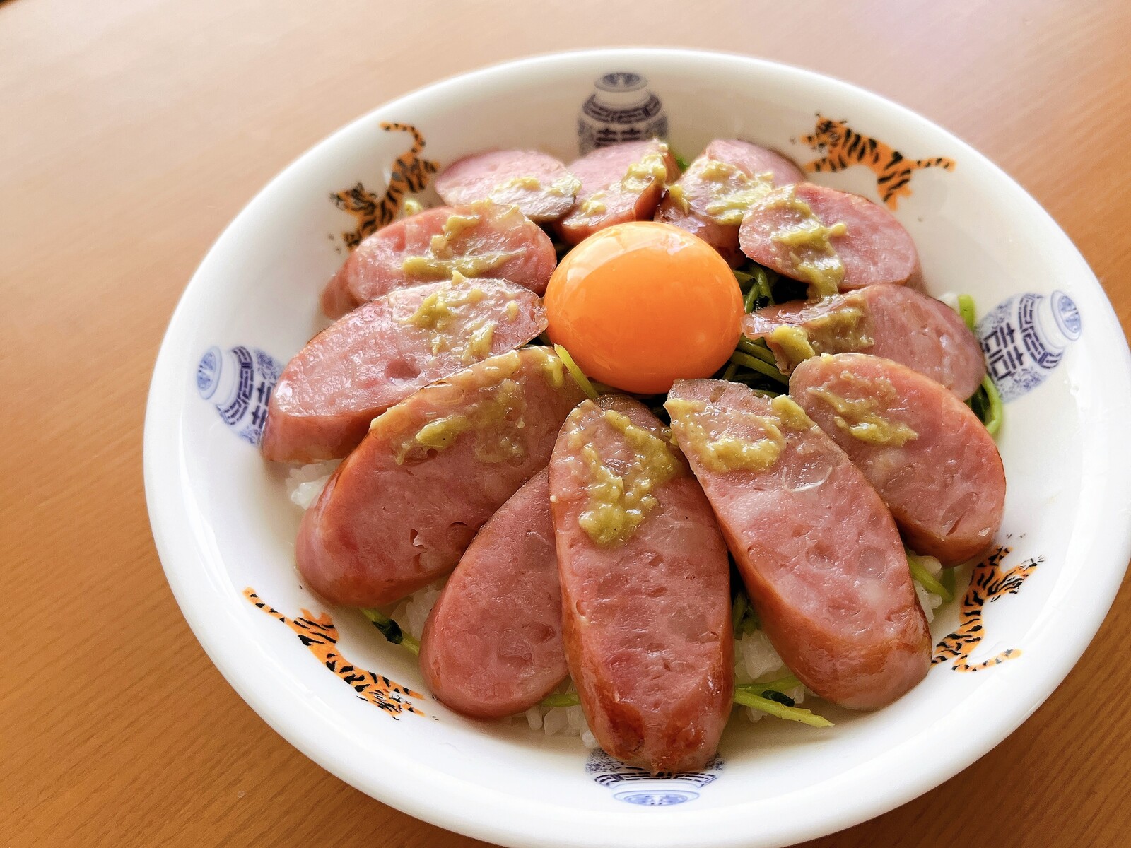 黒橋牌台湾ソーセージで「哇沙米台湾香腸飯（わさび台湾ソーセージ丼