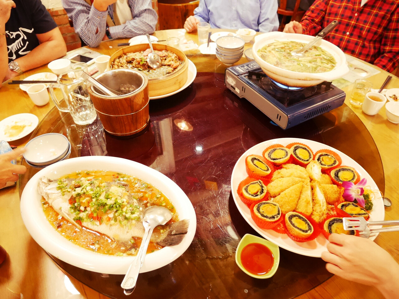 オールド台湾の雰囲気の中、みんなでわいわいいただく伝統的台湾料理