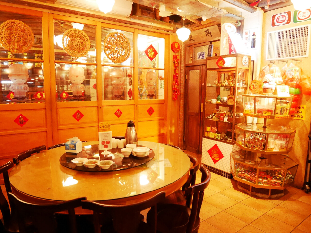 オールド台湾の雰囲気の中、みんなでわいわいいただく伝統的台湾料理