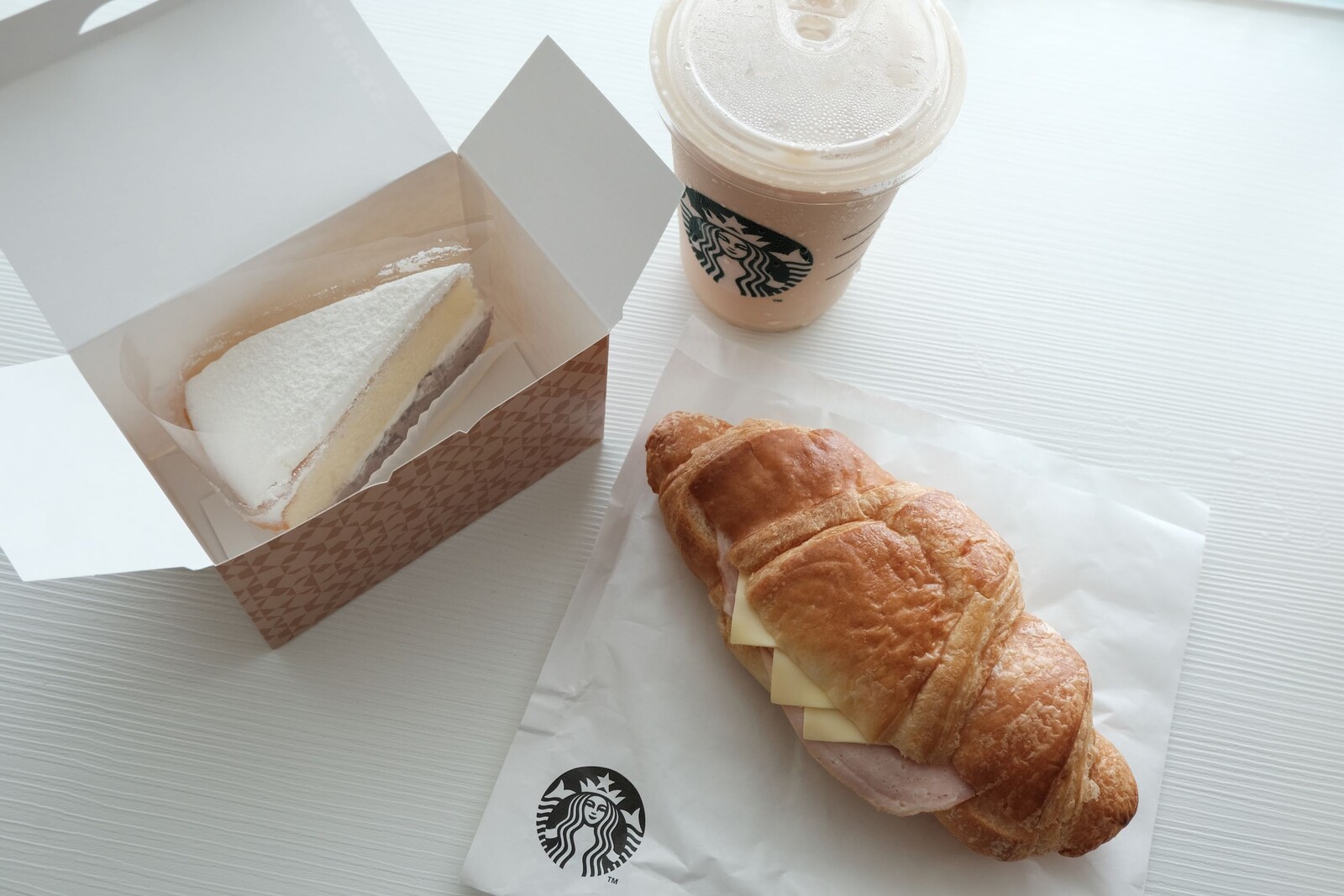 台湾スターバックスのタロイモボストンケーキとハムクロワッサン 
