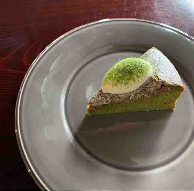 泰山堂カフェへようこそ : 抹茶とホワイトチョコのケーキ。