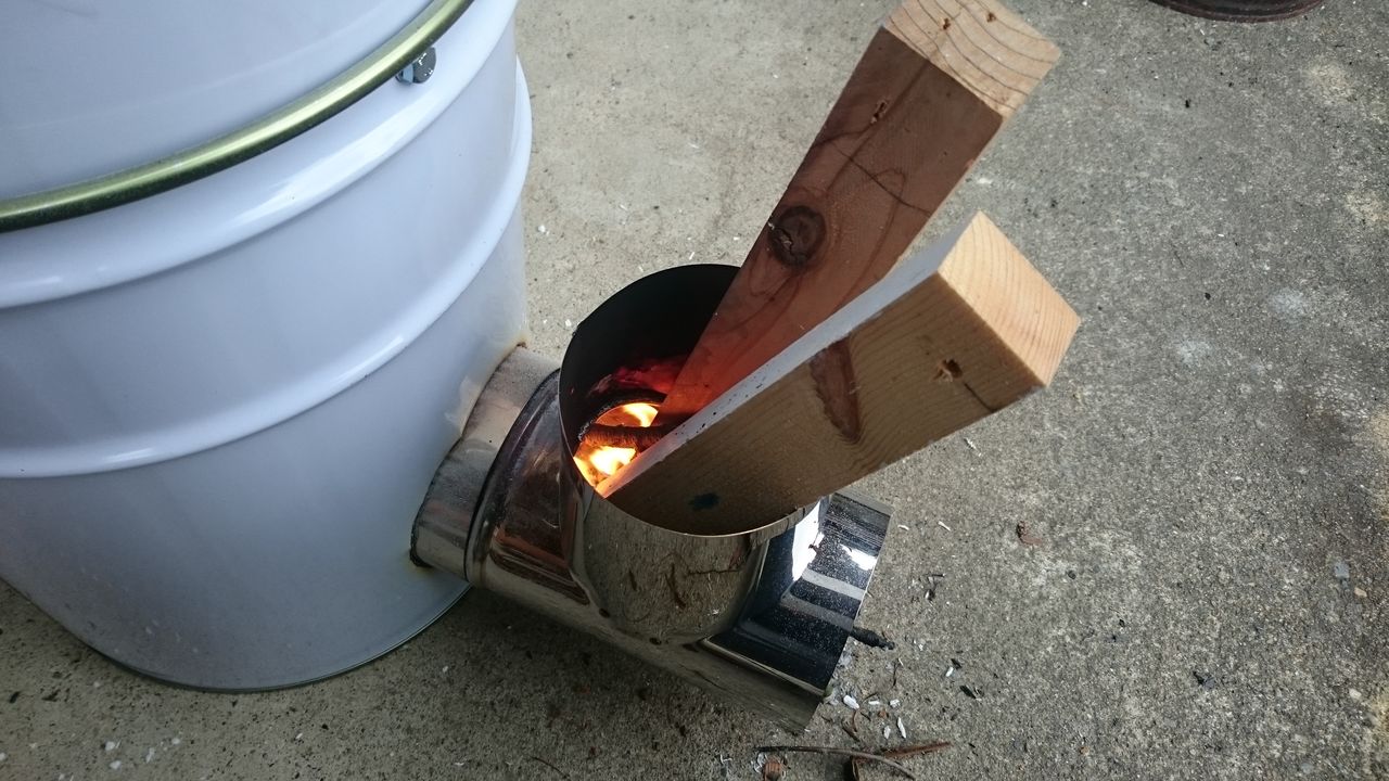 ロケットストーブ製作(ペール缶にて) たかさんの庭キャンプめし日記 ロケットストーブ製作(ペール缶にて) たかさんの庭キャンプめし日記