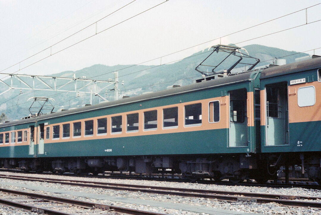 飯田線　線路付替工事誌　昭和31年 590p 匿名宅急便です。 飯田線 線路付替工事誌 昭和31年 590p 匿名宅急便です。 伝う鉄路