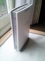 初代の黒モデムから一気におしゃれな白モデムに変身!