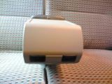 電源コンセントは肘掛の下