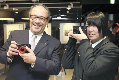 ドイツ 震災 ドイツのカメラメーカー ライカ 被災したカメラ女子高生に最高級カメラを 画像アリ News World Order