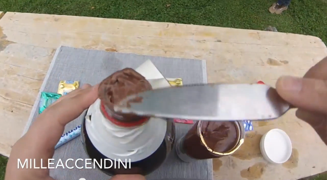 メントスコーラで大爆発 コンドームに入れたメントスが膨張して破裂する そして 成功したことに歓喜の雄叫びをする男性 News World Order